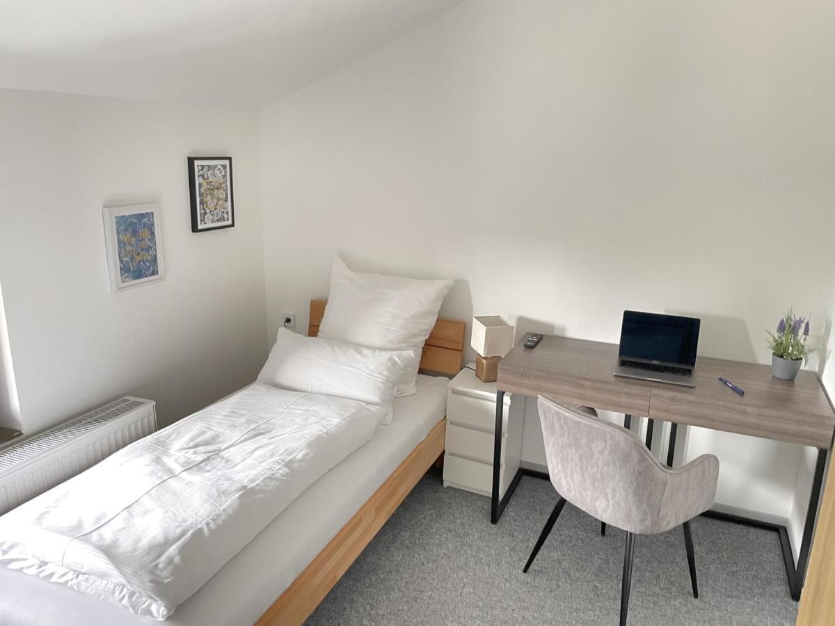 Hotel-Am-Bahnhof Stuttgart-Ditzingen Kamer foto