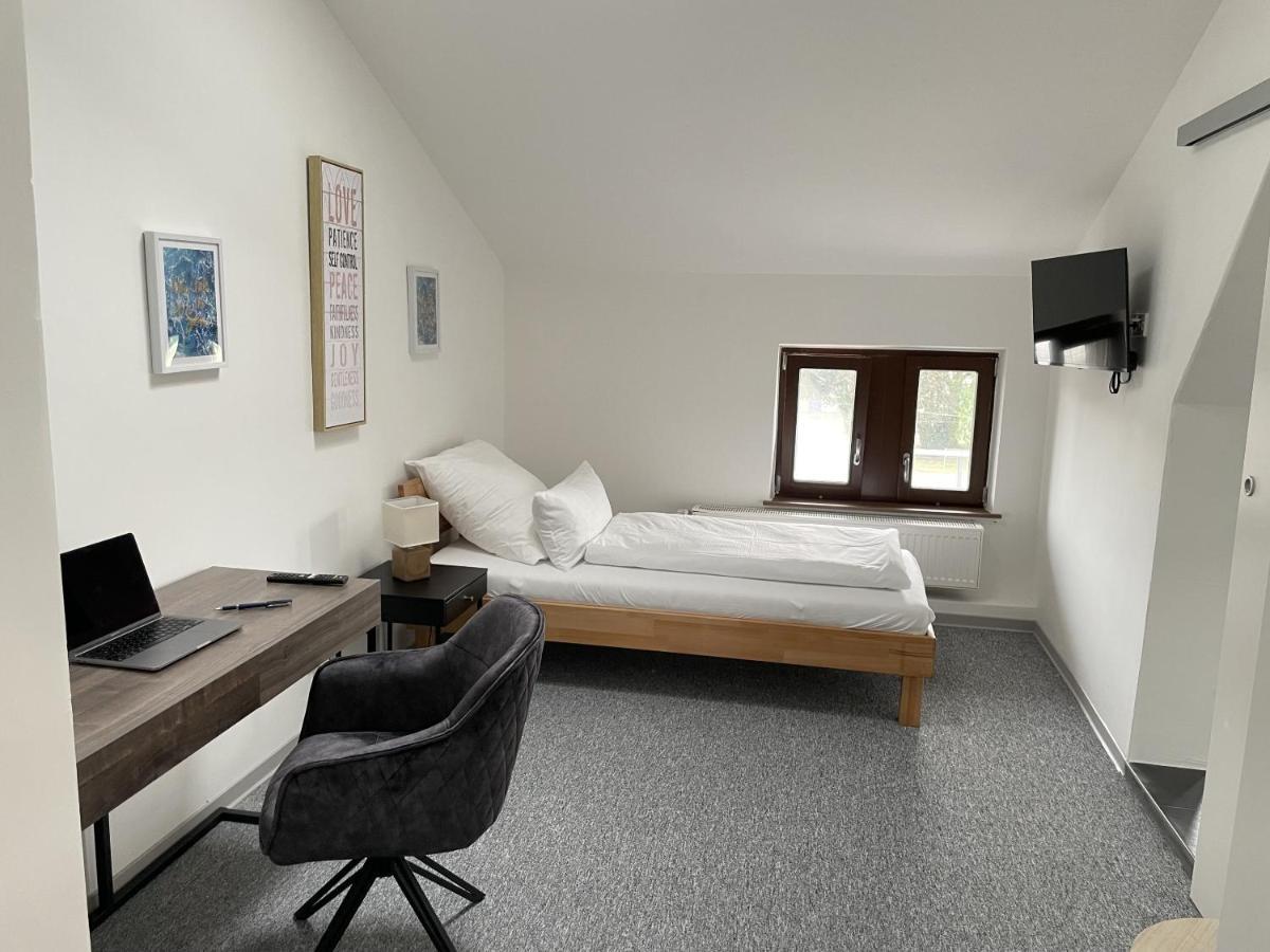Hotel-Am-Bahnhof Stuttgart-Ditzingen Kamer foto